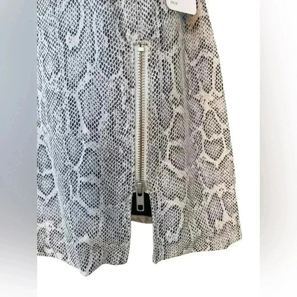 Free People women’s Snakeskin animal Print Mini Skirt NWT size 6 front side zip - Picture 4 of 9